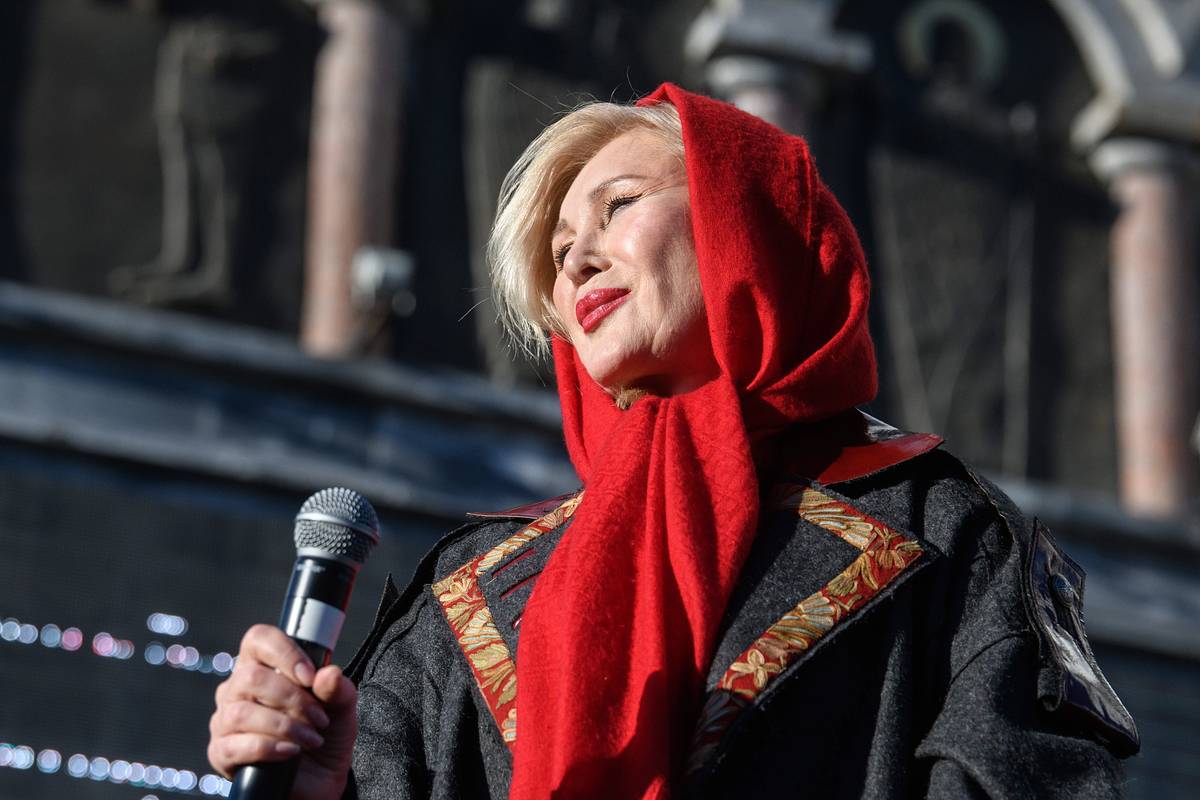 Цыганова поддержала идею подарить ей песни Пугачевой