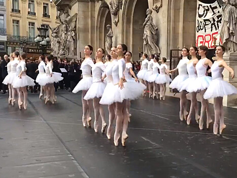 Балерины Парижской оперы станцевали "Лебединое озеро" на холоде, протестуя против пенсионной реформы (ФОТО, ВИДЕО)