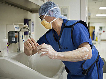 Оренбургские медики провели уникальную операцию по удалению забрюшинной опухоли