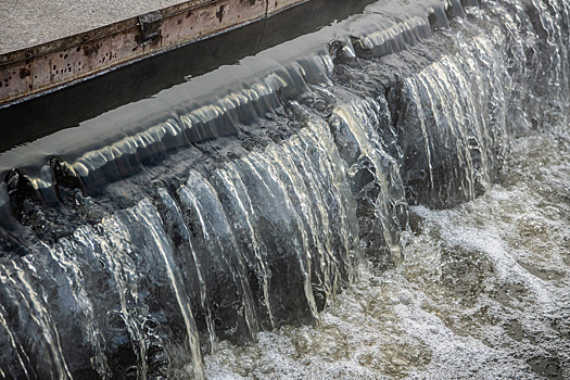 Из коллектора в Сочи в реку Хоста сливают ярко-голубое вещество