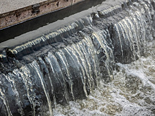 Из коллектора в Сочи в реку Хоста сливают ярко-голубое вещество