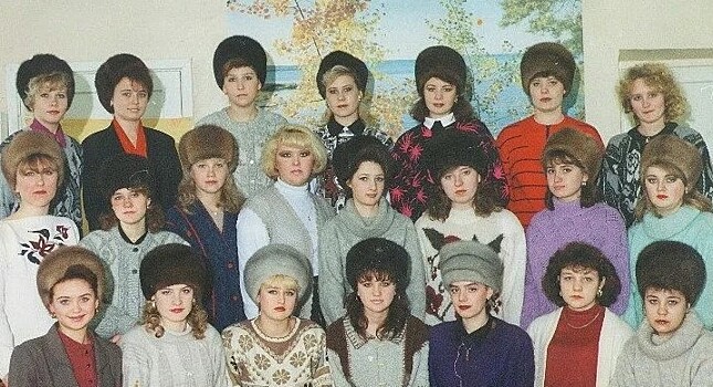 Почему в 1990-е женщины не снимали шапки