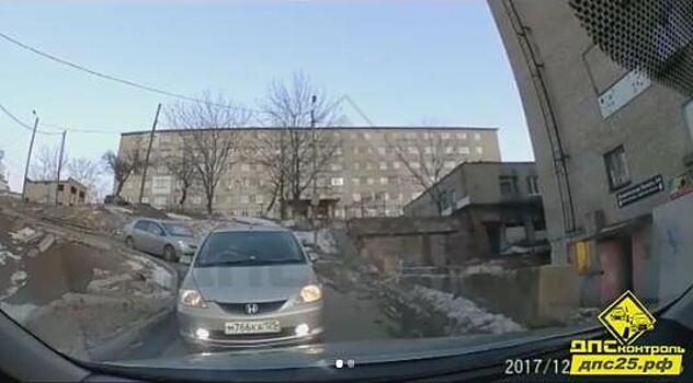 «Женщина оказалась умнее»: Владивосток обсуждает автоинцидент на Тихой