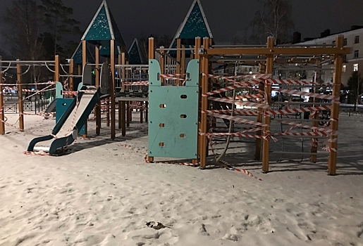 Новый детский комплекс на бульваре Победы в Омске обмотали сигнальной лентой