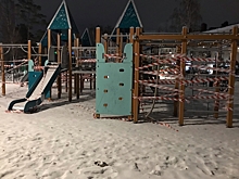 Новый детский комплекс на бульваре Победы в Омске обмотали сигнальной лентой