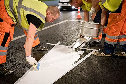 Как специалисты комплекса городского хозяйства наносят дорожную разметку