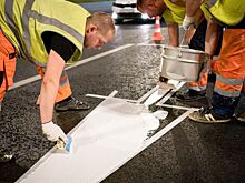 Как специалисты комплекса городского хозяйства наносят дорожную разметку