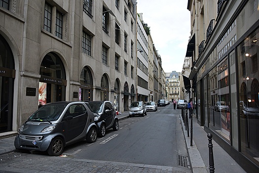 Для посетителей Парижа вступил в силу тройной тариф на парковку внедорожников