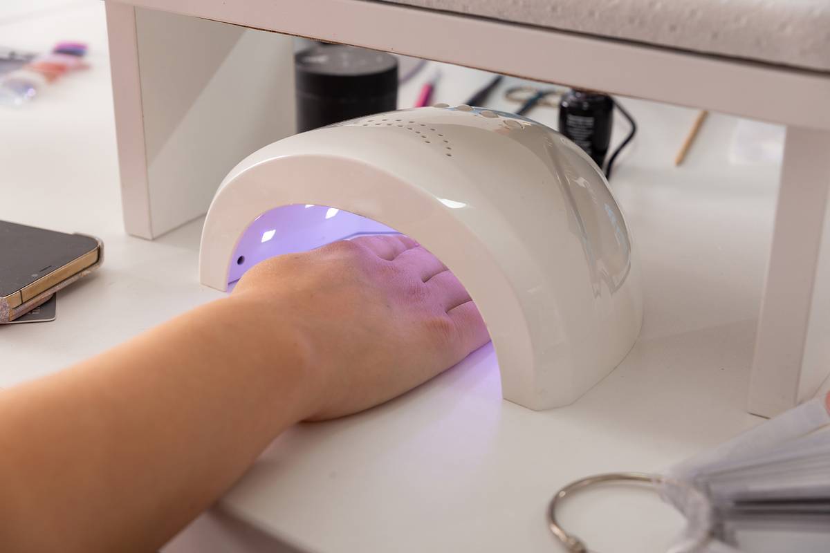 У популярной блогерши отслоились ногти от пальцев во время маникюра в салоне