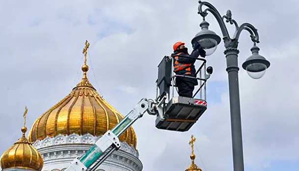 В Москве помоют 100 тысяч уличных фонарей