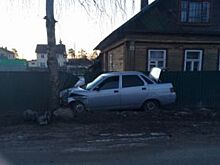 В Рыбинске «Лада» протаранила забор и врезалась в дерево