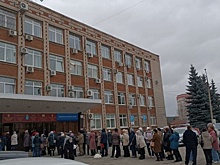 Как в 90-е: озлобленные свердловчане часами стоят в гигантской очереди за мусорными мешками