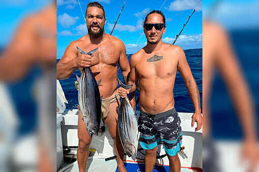 Джейсон Момоа отправился на рыбалку в гавайской набедренной повязке