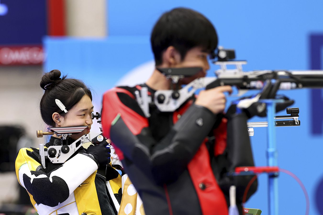 Сборная Китая завоевала первое золото Олимпиады, выиграв микст в пулевой стрельбе