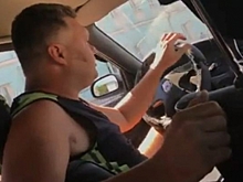 Таксист угрожал изнасиловать пассажира из‑за 12 рублей