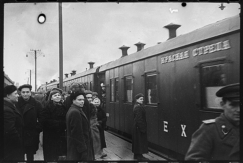 Первый поезд «Красная стрела» после блокады отправляется в Ленинград. Москва. Дата неизвестна
