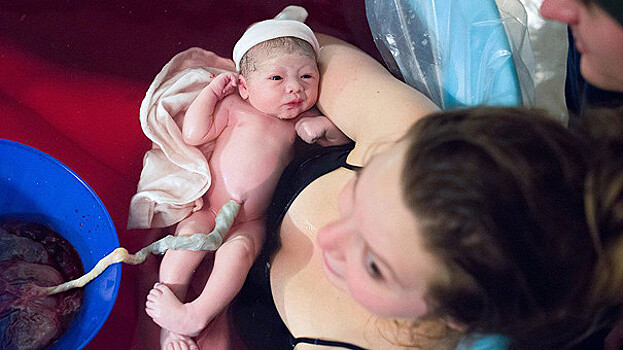 20 фотографий родов в воде, которые вас удивят