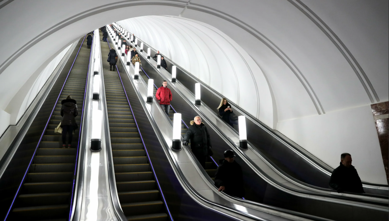 В Петербурге двое пьяных мужчин упали на пенсионерку на эскалаторе в метро