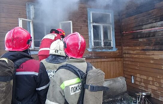 В двух городах Югры за сутки сгорели два нежилых дома