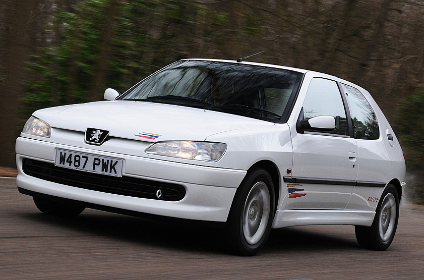 Peugeot 306 Rallye. «Триста шестому» сто лет в обед, но… как же красив этот автомобиль! В исполнении GTI-6 он весьма неплохо зажигал благодаря двухлитровому 16-клапаннику мощностью 169 л.с. и шестиступенчатой механической коробке передач. Ну а тем, кто желал гонять на все деньги, предлагалась спартанская модификация Rallye.