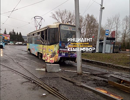 Трамвай снес стрелку на перекрестке в Кемерове