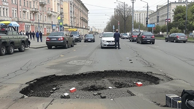 Новосибирцы поспорили, почему в городе столько разбитых дорог