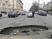 Новосибирцы поспорили, почему в городе столько разбитых дорог