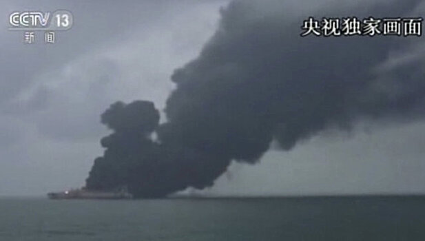 У берегов Китая на нефтяном танкере произошел взрыв