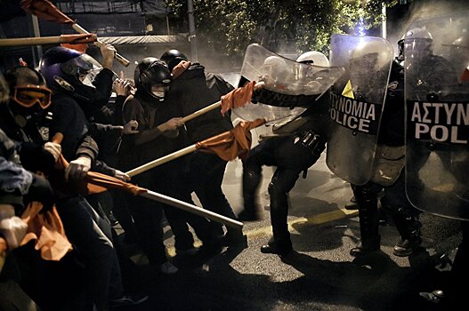 СМИ: протестующие в Афинах попытались снести памятник президенту США Трумэну