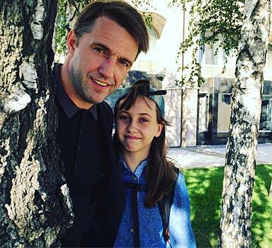 Любовь к яркому окрашиванию и папины глаза: как выглядит 15-летняя дочь Владимира Вдовиченкова