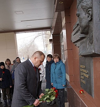 В Оренбурге возложили цветы к мемориальной доске Виктора Поляничко