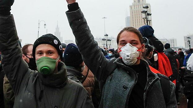 Участники незаконной акции в Москве устроили несколько шествий