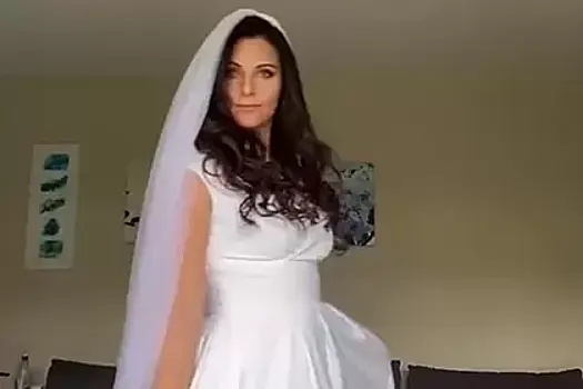 Блогерша купила свадебное платье и удивила подписчиков