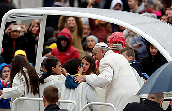 Папа Римский прокатил детей на своем папамобиле