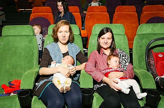 Кинотеатров, где родители могут смотреть фильмы с младенцами, станет больше