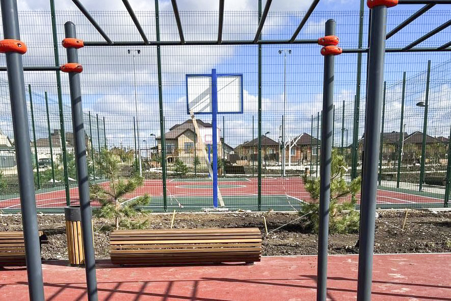 Зеленую аллею, детскую и спортивную площадки построили в Крыму Мясниковского района