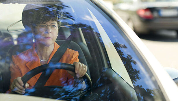 Автоэксперты рассказали, как уберечь лобовое стекло от трещин зимой