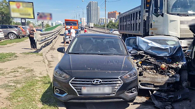 В Люберцах грузовик протаранил восемь легковушек