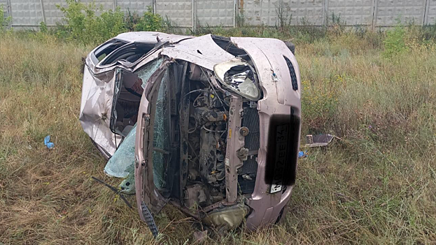 На трассе под Саратовом в перевернувшейся иномарке погибла женщина