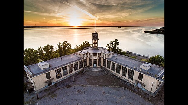 Разрушающееся здание речного вокзала в городе Волжском возьмет под защиту государство