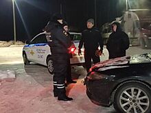 ​Свердловская полиция спасла замерзающую на трассе семью из Югры