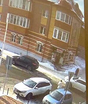Кировские УК наказали за травмирование людей в результате схода снега и льда с крыш