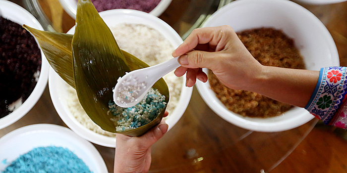 В Гуанси-Чжуанском АР готовят разноцветные цзунцзы