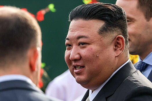Ким Чен Ын изучил военные базы США на фотоснимках со спутника