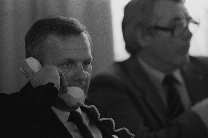 Депутат Анатолий Собчак разговаривает по телефону в перерыве заседания III внеочередного съезда народных депутатов СССР, 1990 год