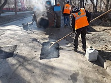 В Челябинске дорожники начали «латать дыры» в полотне горячим асфальтом