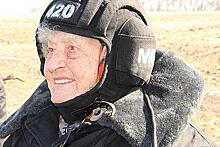 99-летний ветеран проехалась на танке и обратилась к молодежи