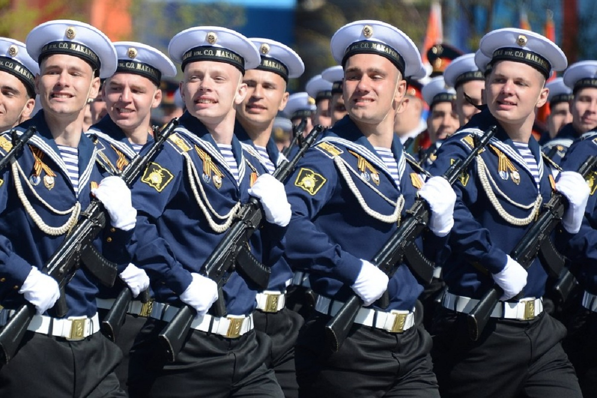 Курсанты Тихоокеанского высшего военно-морского училища вернулись во Владивосток после участия в военном параде на Красной площади