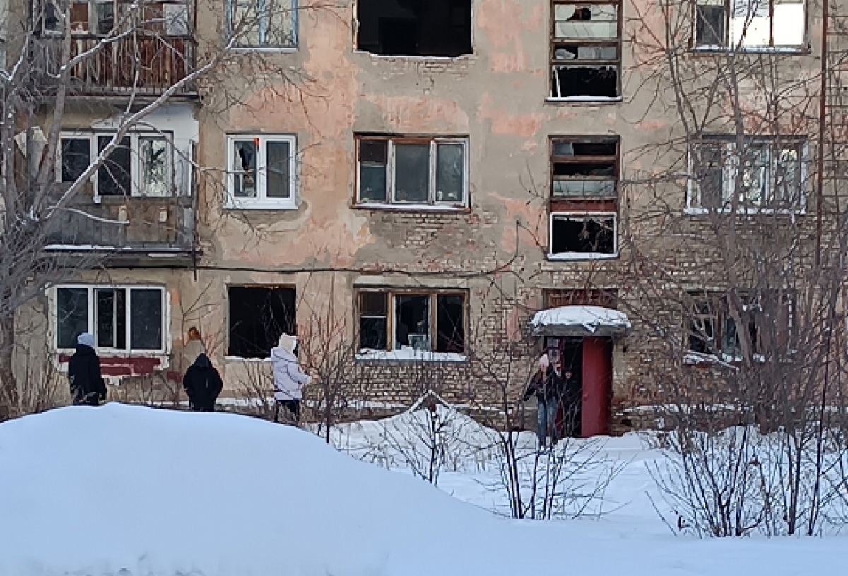 После жалоб омичей начали поиск компании, которая вывезет мусор от снесенного дома в Нефтяниках