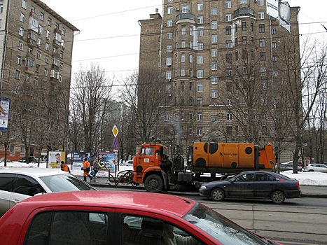 На уборку сугробов в Соколиной горе вышло 10 единиц техники